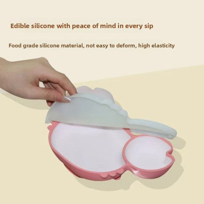Main soulevant l’assiette crabe souple en silicone