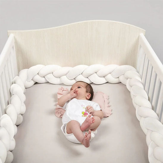 bebe dort paisiblement tresse lit blanche