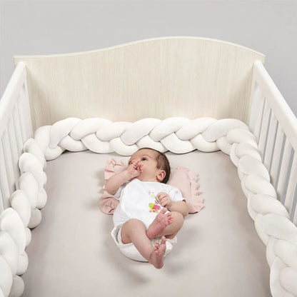 bebe dort paisiblement tresse lit blanche