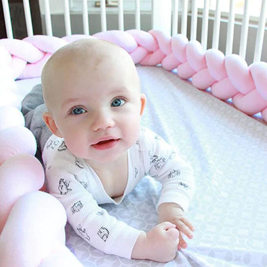 bebe tresse lit heureux