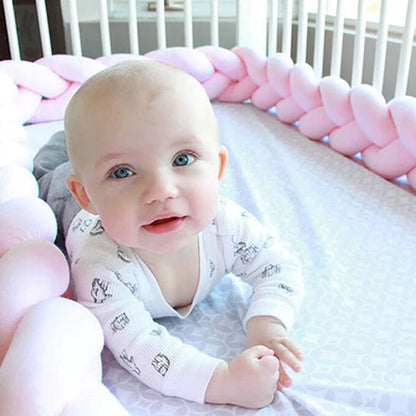 bebe tresse lit heureux