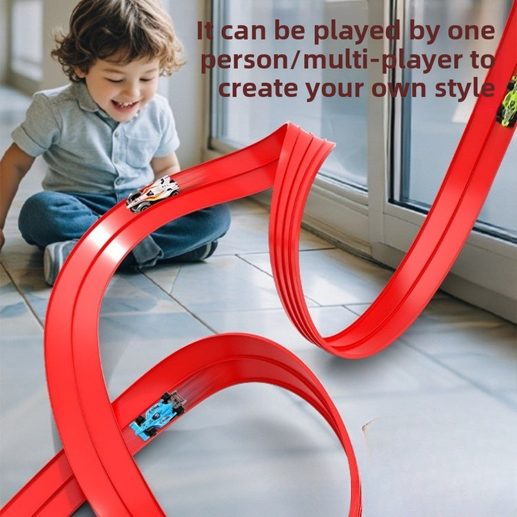Enfant jouant avec le circuit rouge à double piste et looping