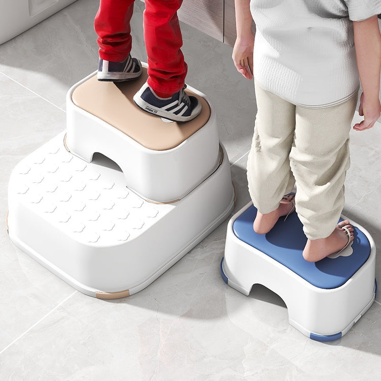 Enfants utilisant le marchepied modulable à deux niveaux