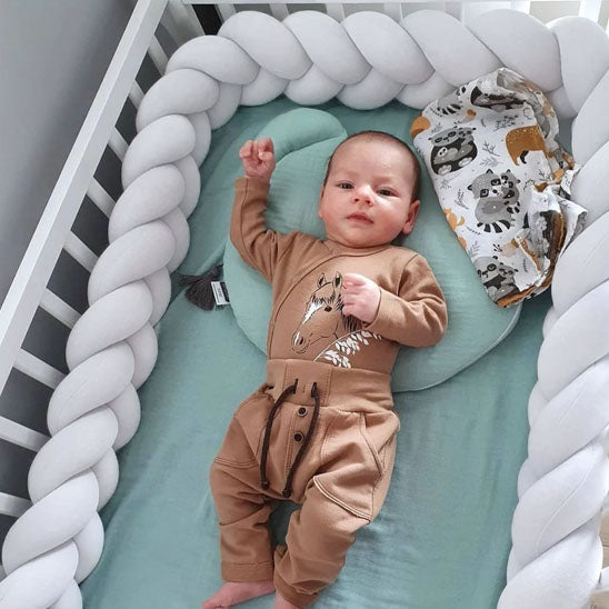 tresse lit bebe dort paisiblement
